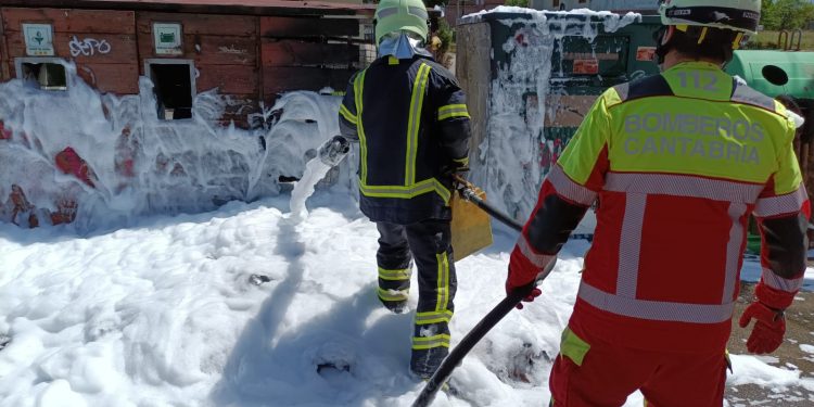 Bomberos controlan un incendio en el punto limpio de Penagos tras una rápida intervención