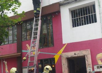 Un incendio en un piso de Santander obliga a evacuar a un hombre al hospital