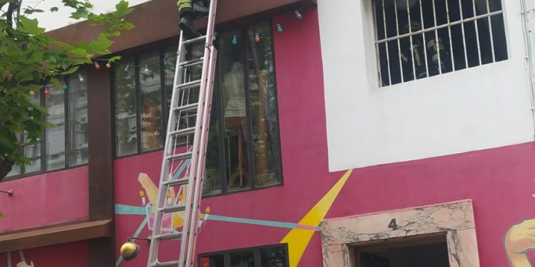 Un incendio en un piso de Santander obliga a evacuar a un hombre al hospital