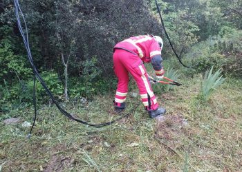 Incendio en cableado telefónico moviliza a bomberos en Camaleño que cortan el suministro