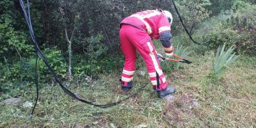 Incendio en cableado telefónico moviliza a bomberos en Camaleño que cortan el suministro