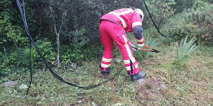 Incendio en cableado telefónico moviliza a bomberos en Camaleño que cortan el suministro