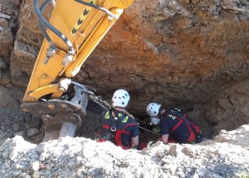 Rescatados dos perros atrapados en una sima de nueve metros en La Cavada tras perseguir a un gato