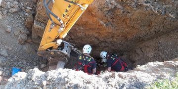 Rescatados dos perros atrapados en una sima de nueve metros en La Cavada tras perseguir a un gato