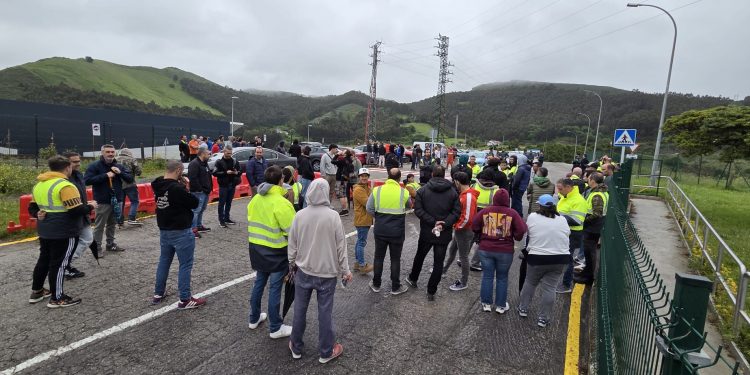 Los trabajadores de Derivados del Flúor inician una huelga de 9 jornadas por la mejora de condiciones laborales