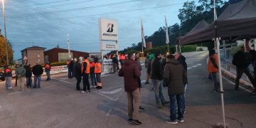 La huelga en Bridgestone Puente San Miguel llega a su décimo día mientras la negociación del ERE se extiende hasta el 19 de mayo