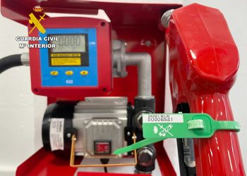 Precintados en Colindres 3.000 litros de gasoil almacenados sin autorización junto a un bloque de viviendas