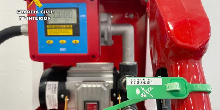 Precintados en Colindres 3.000 litros de gasoil almacenados sin autorización junto a un bloque de viviendas