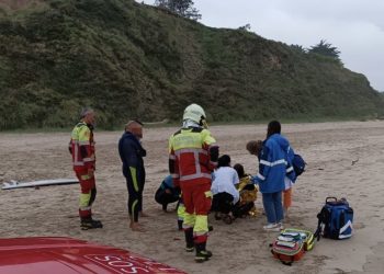 Un surfista se disloca el hombro en la playa del Rosal, en San Vicente de la Barquera