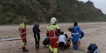 Un surfista se disloca el hombro en la playa del Rosal, en San Vicente de la Barquera