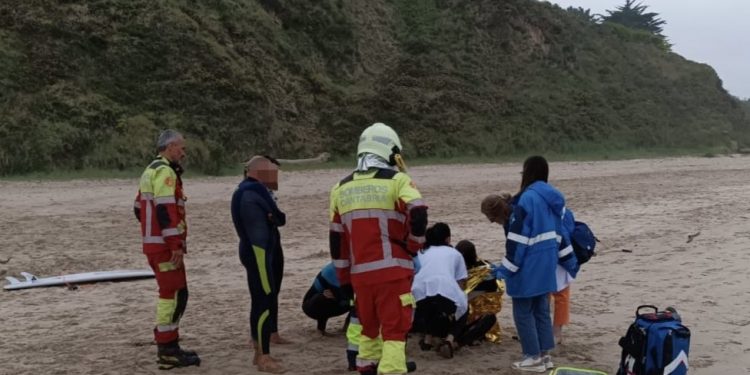 Un surfista se disloca el hombro en la playa del Rosal, en San Vicente de la Barquera
