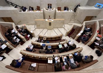 El Parlamento cántabro pide aumentar las plazas públicas en el Bachillerato de Artes ante la creciente demanda