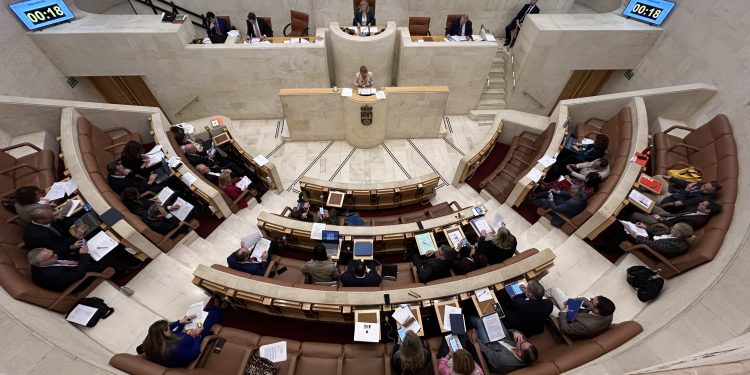 El Parlamento cántabro pide aumentar las plazas públicas en el Bachillerato de Artes ante la creciente demanda