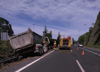 Un camión se sale de la vía en la A-8 en Laredo sin causar heridos