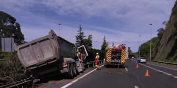 Un camión se sale de la vía en la A-8 en Laredo sin causar heridos