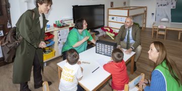 El Gobierno de Cantabria refuerza su apuesta por la escuela rural con una visita al CRA Río Pisueña