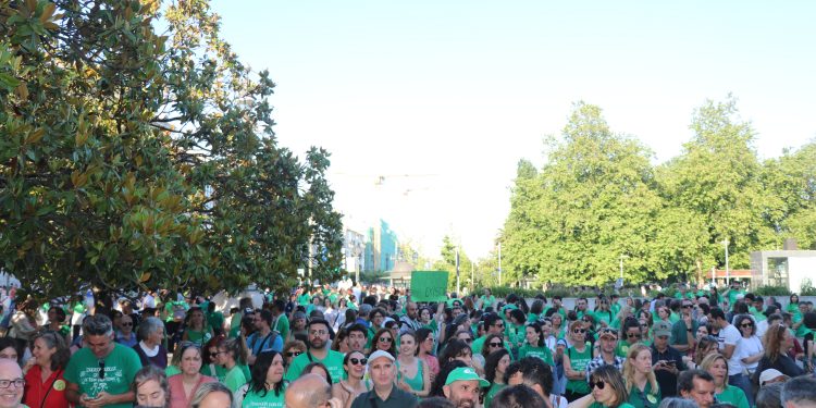 Miles de docentes colapsan el centro de Santander en una manifestación por la educación pública y la mejora salarial