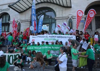Miles de docentes colapsan el centro de Santander en una manifestación por la educación pública y la mejora salarial