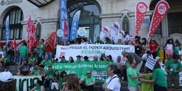 Miles de docentes colapsan el centro de Santander en una manifestación por la educación pública y la mejora salarial