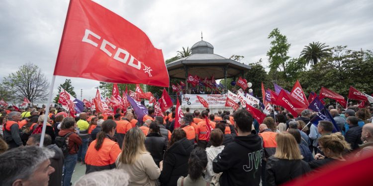 Cerca de 8.000 personas toman las calles de Santander en un 1 de Mayo con fuerte carga sindical