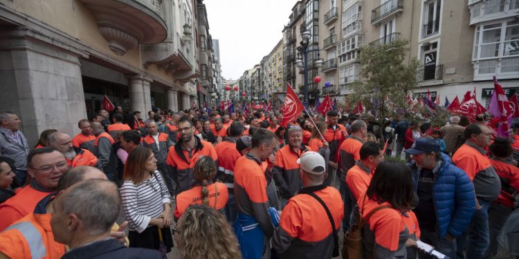 Cerca de 8.000 personas toman las calles de Santander en un 1 de Mayo con fuerte carga sindical