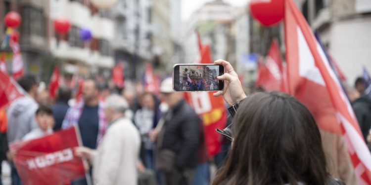 Cerca de 8.000 personas toman las calles de Santander en un 1 de Mayo con fuerte carga sindical