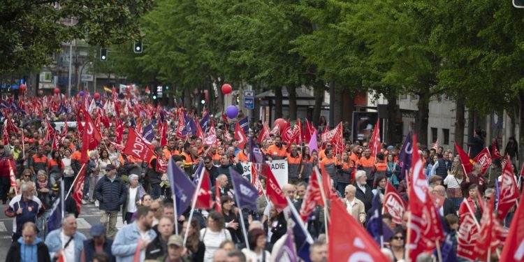 Cerca de 8.000 personas toman las calles de Santander en un 1 de Mayo con fuerte carga sindical
