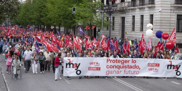 Cerca de 8.000 personas toman las calles de Santander en un 1 de Mayo con fuerte carga sindical
