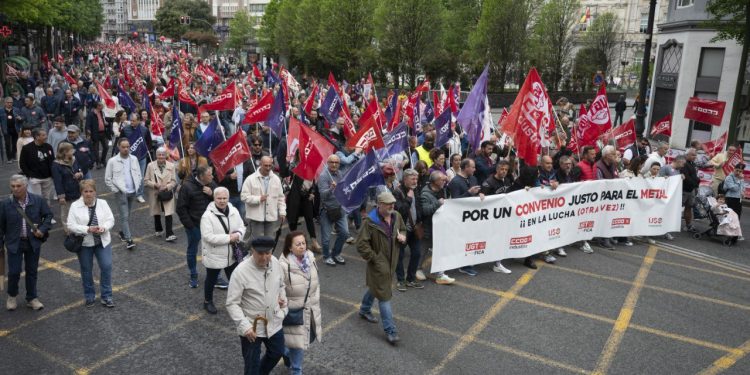 Cerca de 8.000 personas toman las calles de Santander en un 1 de Mayo con fuerte carga sindical