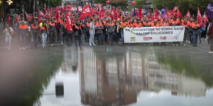 Cerca de 8.000 personas toman las calles de Santander en un 1 de Mayo con fuerte carga sindical