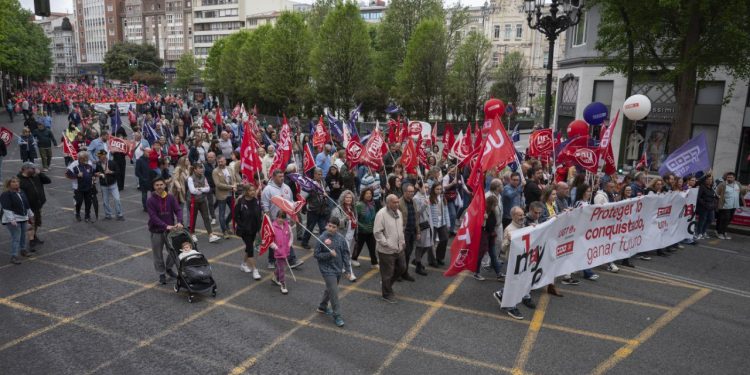 Cerca de 8.000 personas toman las calles de Santander en un 1 de Mayo con fuerte carga sindical