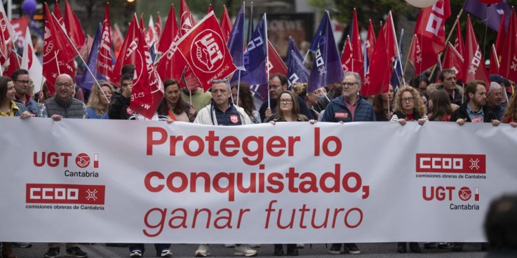 Cerca de 8.000 personas toman las calles de Santander en un 1 de Mayo con fuerte carga sindical