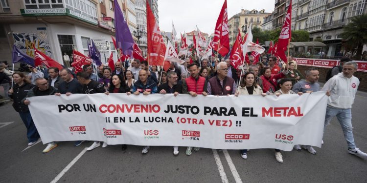 Cerca de 8.000 personas toman las calles de Santander en un 1 de Mayo con fuerte carga sindical