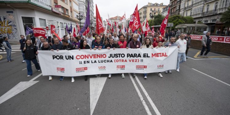 Cerca de 8.000 personas toman las calles de Santander en un 1 de Mayo con fuerte carga sindical