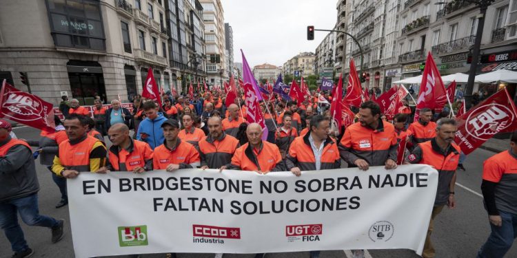 Cerca de 8.000 personas toman las calles de Santander en un 1 de Mayo con fuerte carga sindical