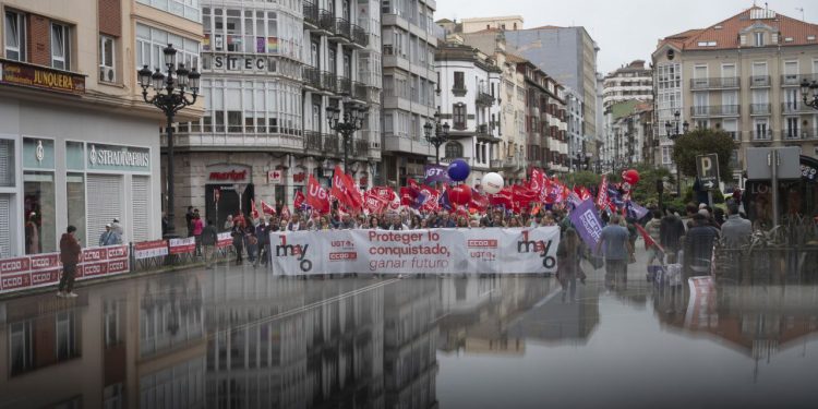 Cerca de 8.000 personas toman las calles de Santander en un 1 de Mayo con fuerte carga sindical