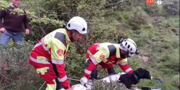 Rescatado un perro tras 20 días atrapado en una sima de 20 metros en San Sebastián de Garabandal