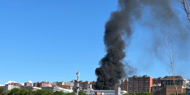 Arde la Facultad de Ciencias de la Universidad de Cantabria en Santander