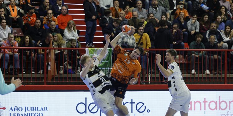 Borja Lombilla renueva con el Bathco BM Torrelavega y cumplirá su décima temporada en el club