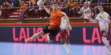 Fer González renueva con Bathco BM Torrelavega hasta 2027 y jugará cedido en UD HC Eivissa la temporada 2025/2026