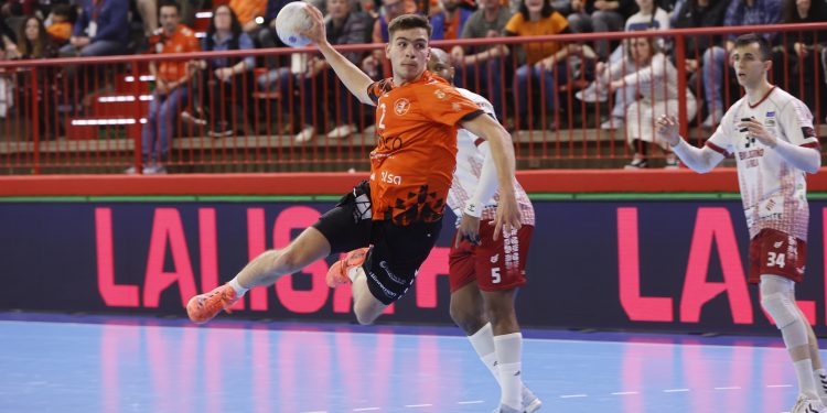 Fer González renueva con Bathco BM Torrelavega hasta 2027 y jugará cedido en UD HC Eivissa la temporada 2025/2026