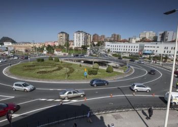 Dos heridos tras una colisión entre un coche y una moto en la rotonda de Valdecilla Sur