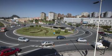 Dos heridos tras una colisión entre un coche y una moto en la rotonda de Valdecilla Sur