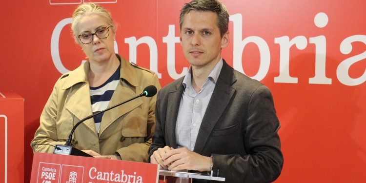 Mario Iglesias presenta las iniciativas del PSOE para el Pleno del lunes, incluyendo medidas para mitigar el impacto de los aranceles de Trump