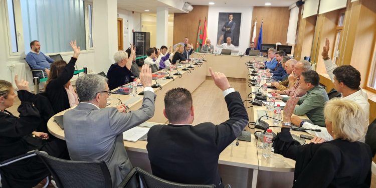 Torrelavega prorroga los descuentos del Torrebus para 2025 y aprueba un plan económico para equilibrar sus cuentas