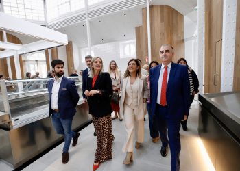 Buruaga inaugura el renovado Mercado de Abastos de Castro Urdiales entre protestas por la sanidad y la educación