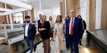 Buruaga inaugura el renovado Mercado de Abastos de Castro Urdiales entre protestas por la sanidad y la educación
