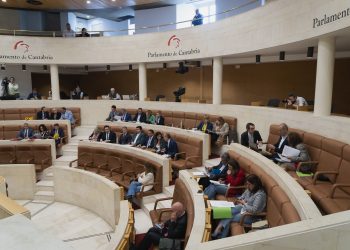 El Parlamento cántabro exige más examinadores de tráfico y aprueba actualizar la estrategia contra el cambio climático