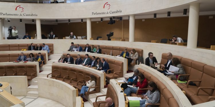 El Parlamento cántabro exige más examinadores de tráfico y aprueba actualizar la estrategia contra el cambio climático