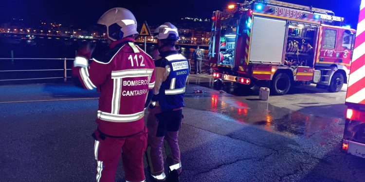 Un incendio calcina tres embarcaciones en Castro Urdiales y hunde dos de ellas